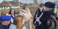 Школьный отряд ЮИД обратил внимание выселковцев на важность использования световозвращающих элементов - Газета Власть Советов